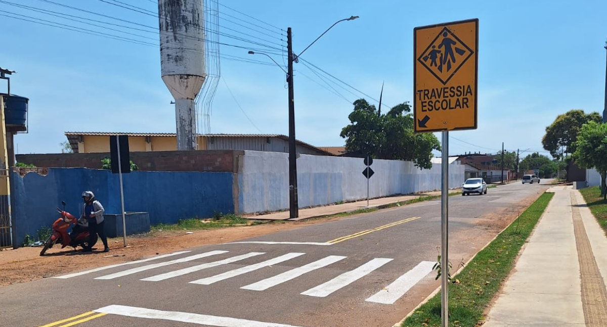 Faixa de pedestre solicitada por vereadora Sofia Andrade reforça segurança em frente à Escola Moranguinho