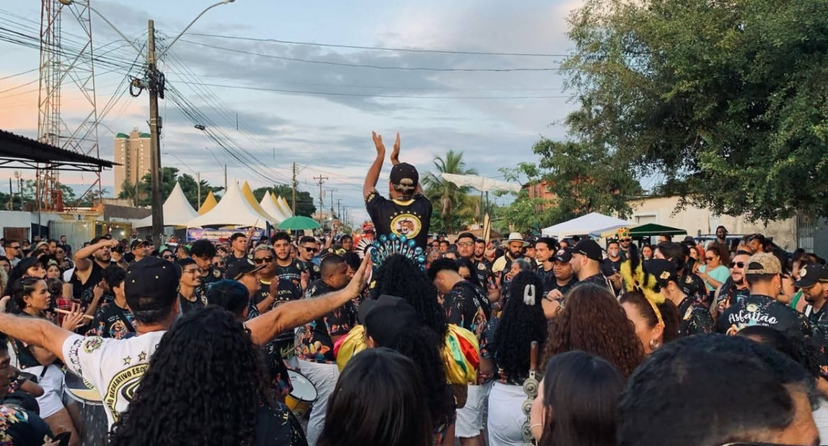 Família Asfaltão entrega sinopse do enredo de 2026 a compositores no Bar do Calixto
