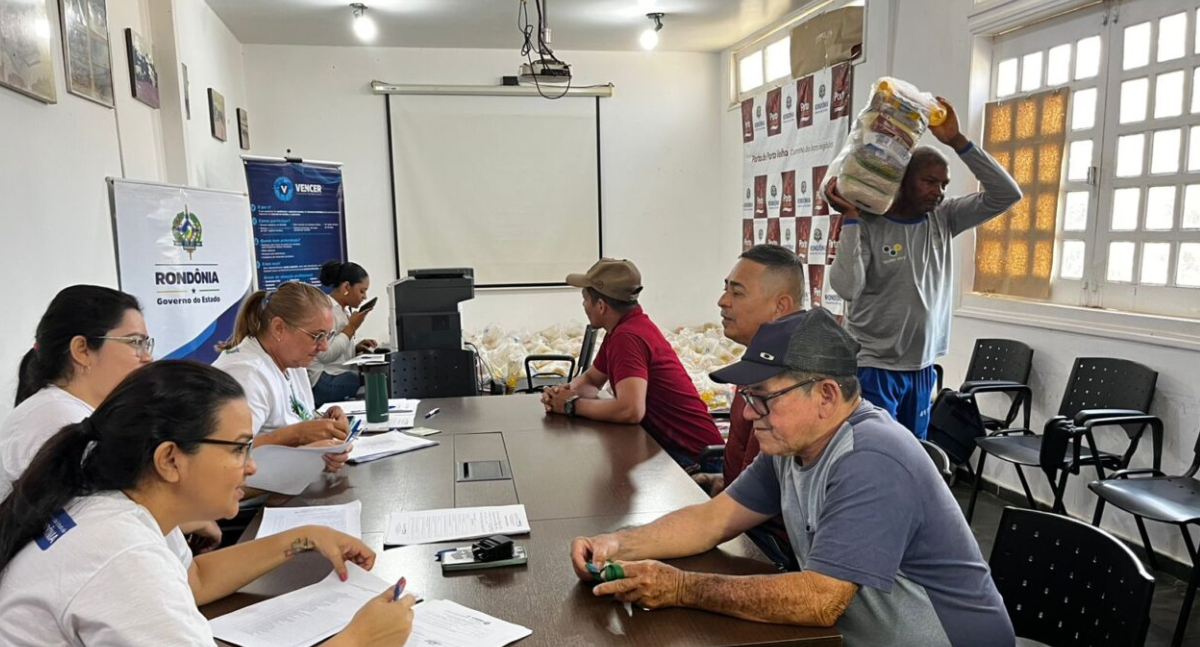 Governo de RO entrega 128 cestas básicas a portuários de Porto Velho para mitigar impactos da estiagem