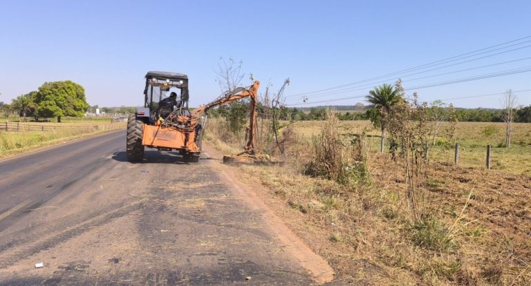 Governo de RO realiza roçagem mecanizada nas rodovias da Zona da Mata