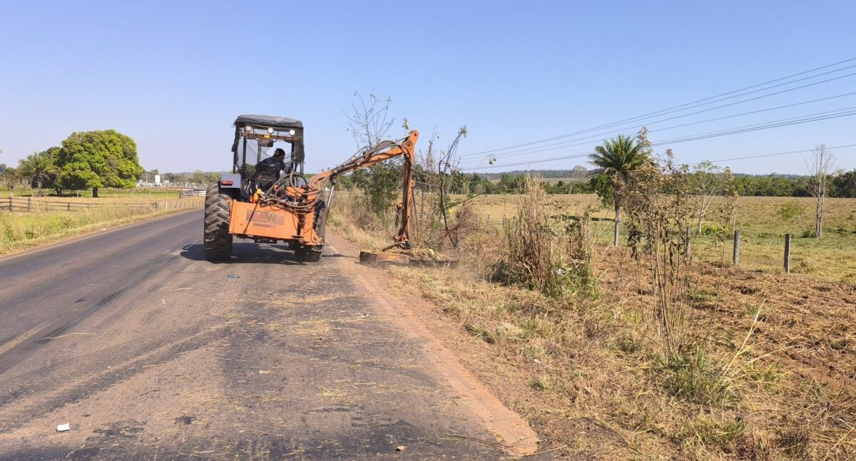 Governo de RO realiza roçagem mecanizada nas rodovias da Zona da Mata