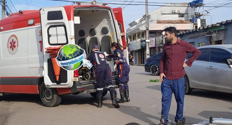 Grave acidente entre carro e moto deixa professora ferida no centro