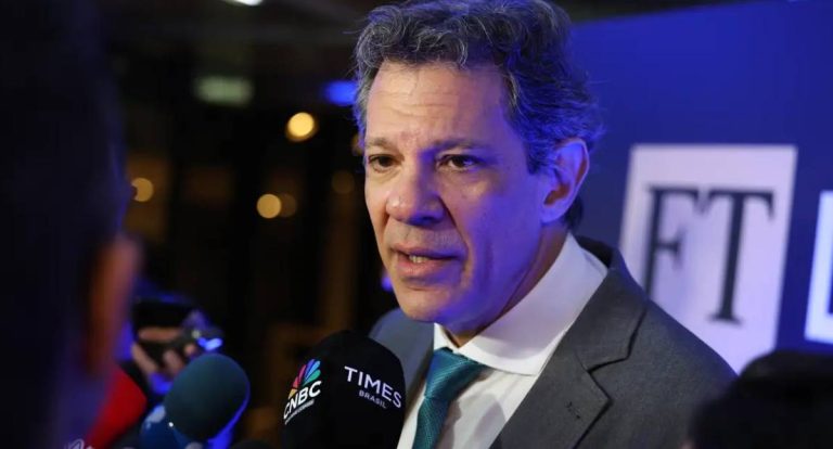 Haddad acusa EUA de impor solução "impossível" para o Brasil