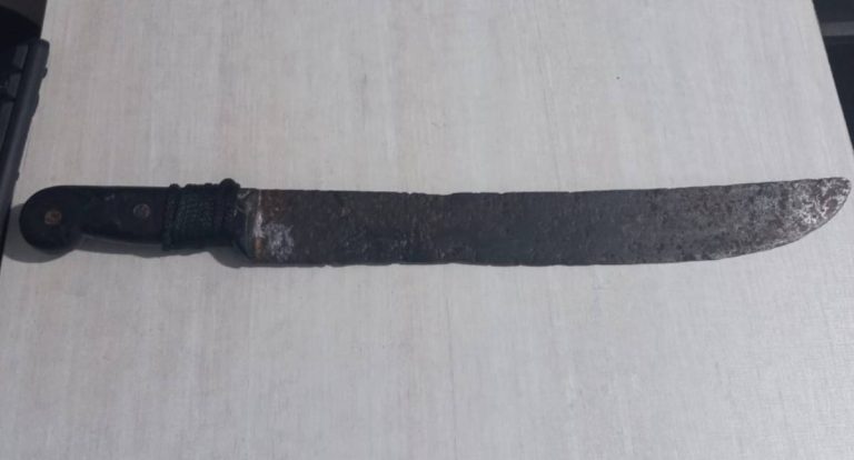 Homem é flagrado com facão durante patrulhamento em Jaru