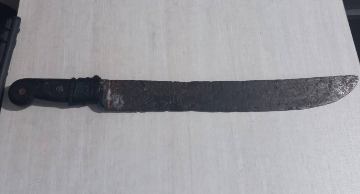 Homem é flagrado com facão durante patrulhamento em Jaru