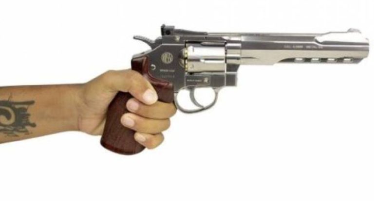 Homem é preso após ameaçar ex-mulher com armas em Rondônia
