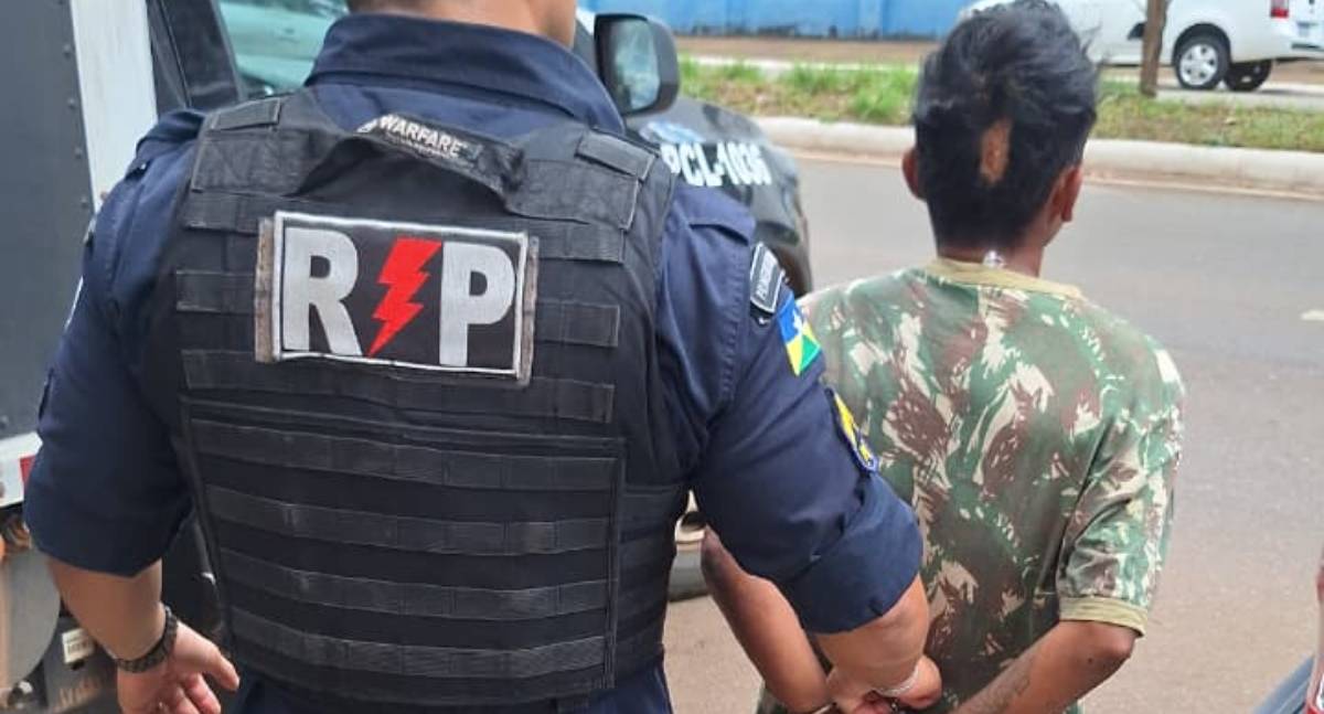 Homem é preso com faca após descer de prédio em abordagem policial