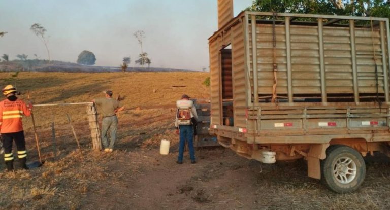 Incêndio atinge área rural em Theobroma e coloca moradores em risco