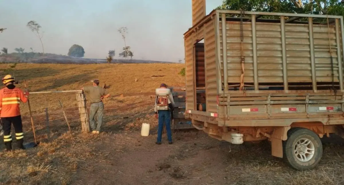 Incêndio atinge área rural em Theobroma e coloca moradores em risco
