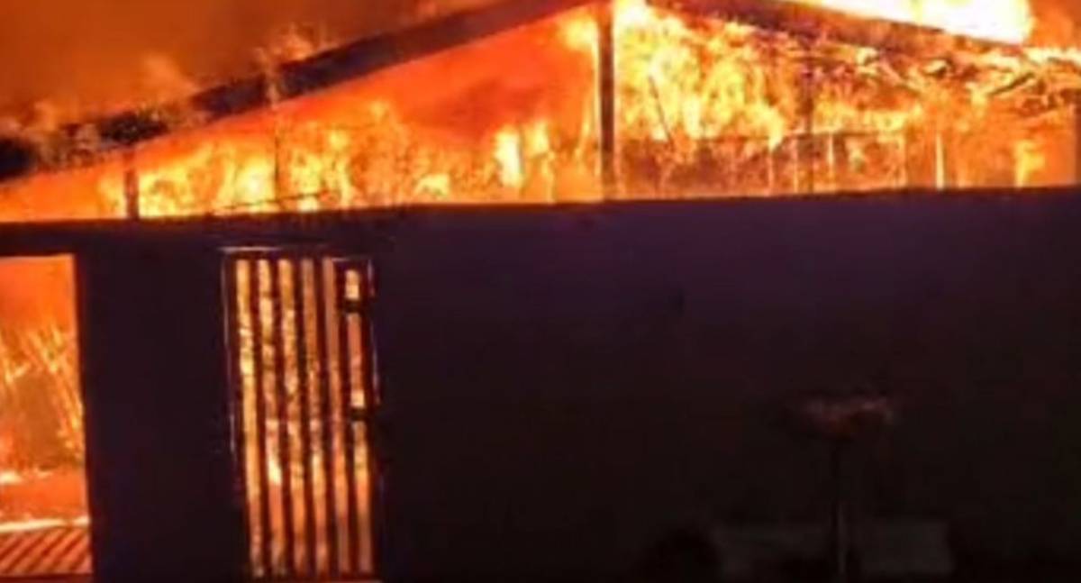 Incêndio destrói residência no bairro Nova Brasília em Ji-Paraná