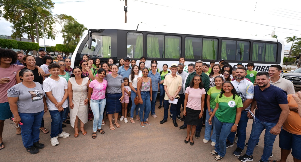 Jaime Bagattoli entrega ônibus universitário para Monte Negro e anuncia novos investimentos