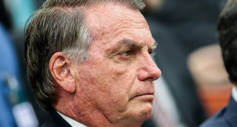 Jair Bolsonaro omite transferência de R$ 2 milhões a Michelle, diz PF