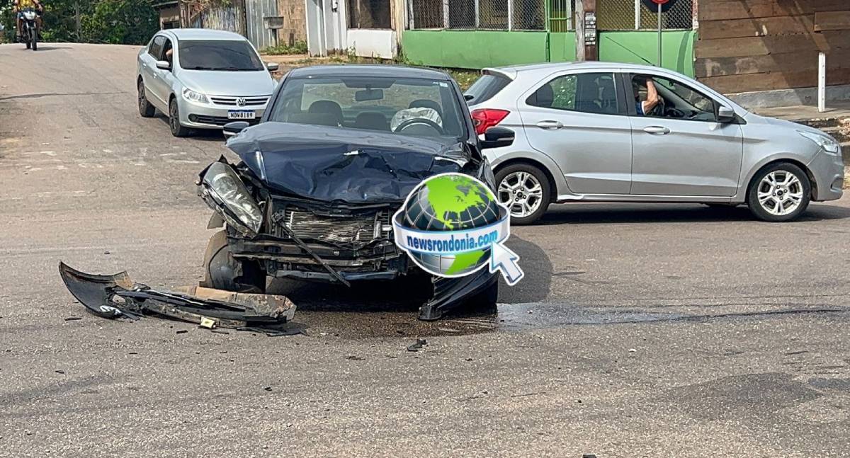 Jeep capota em grave acidente e motorista idoso fica ferido no centro
