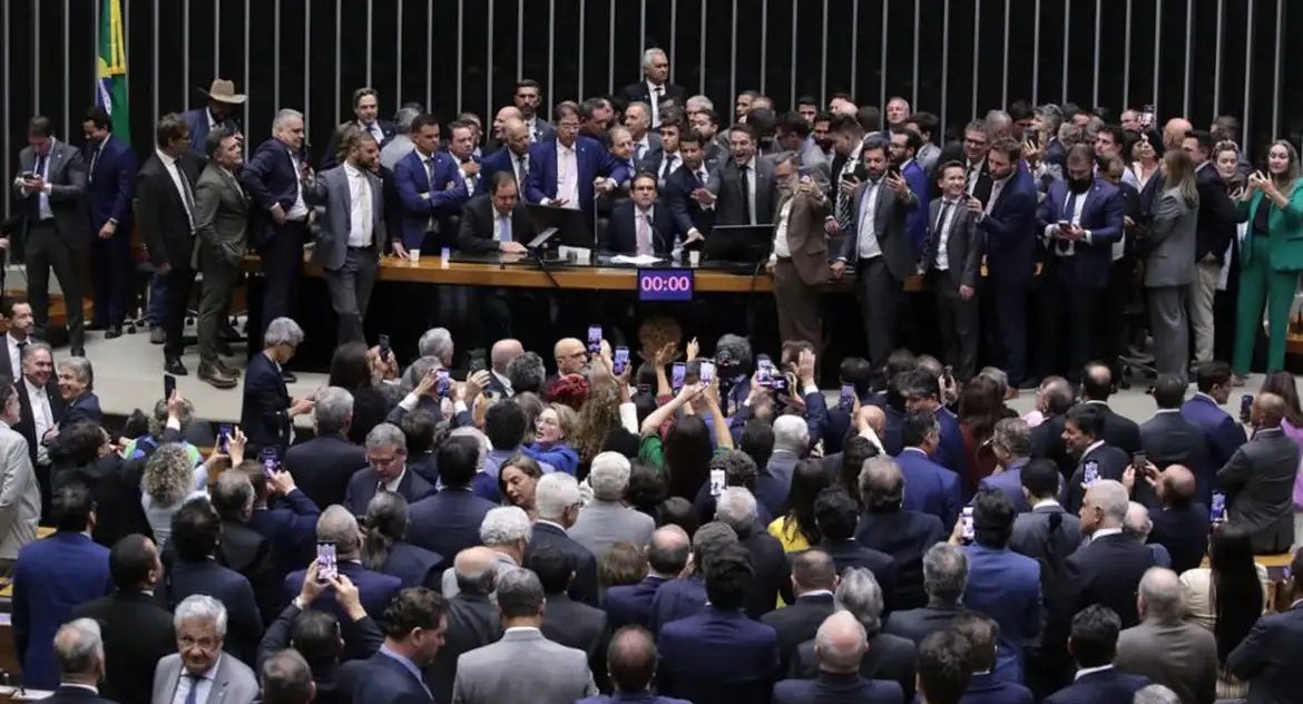 Juristas avaliam motim da oposição como quebra de decoro e indicam prevaricação parlamentar
