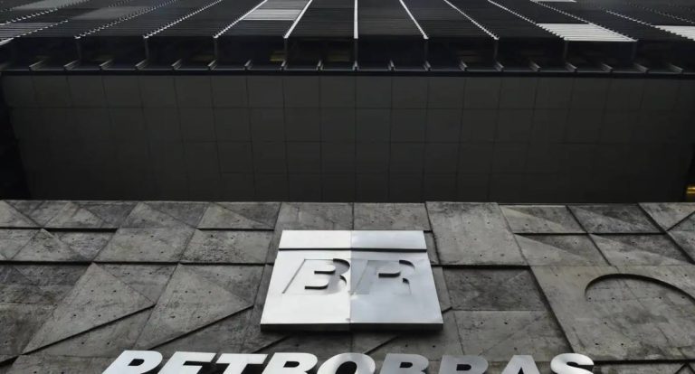 Lucro da Petrobras e dividendo abaixo do esperado derrubam ações na bolsa
