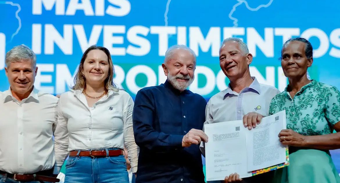 Lula afirma que Bolsonaro tem direito de defesa e critica pedido de anistia