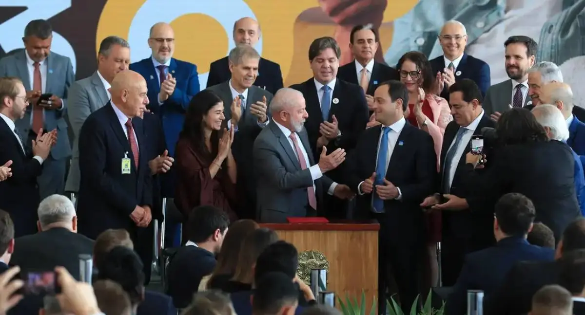 Lula assina decreto da TV 3.0 para nova geração da televisão aberta
