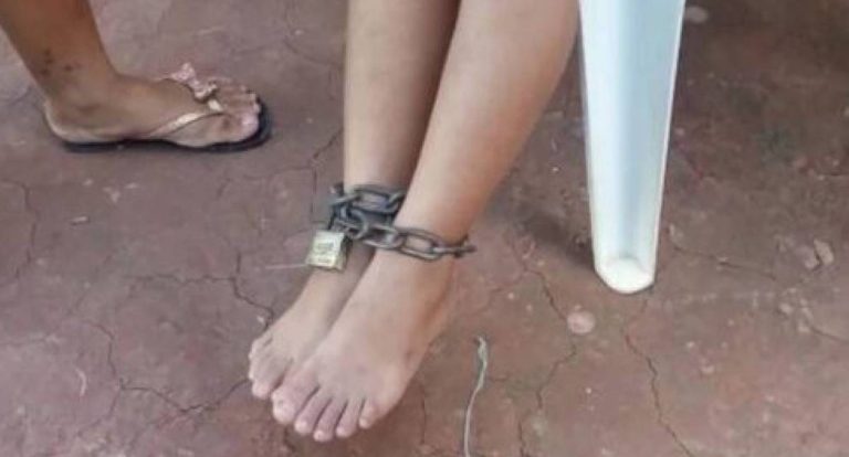 Mãe acorrenta filho de 11 anos para impedi-lo de fugir em Rondônia