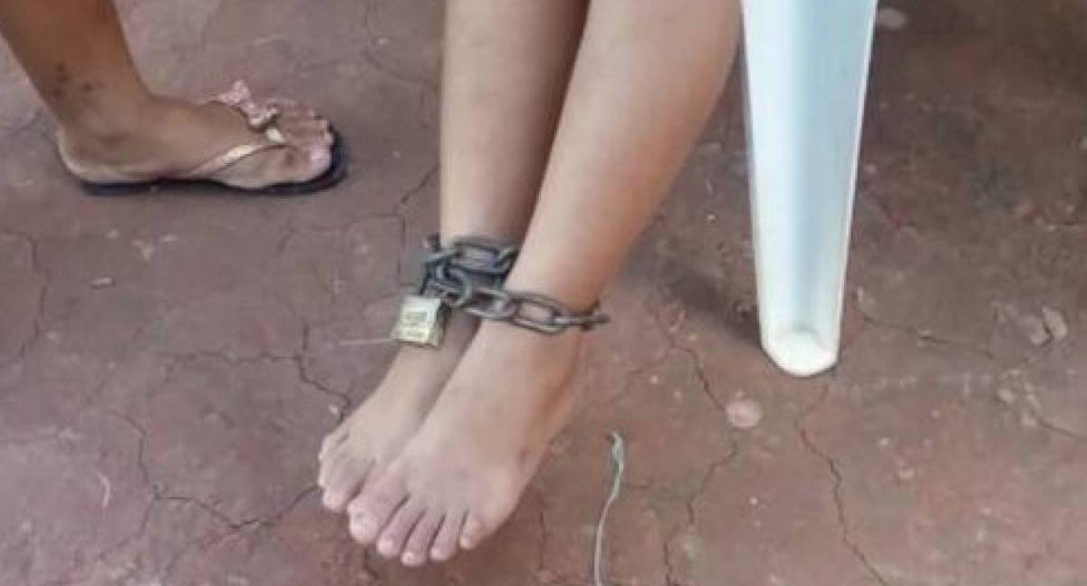 Mãe acorrenta filho de 11 anos para impedi-lo de fugir em Rondônia