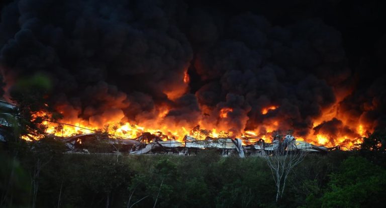 Mais de 200 bombeiros estiveram na linha de frente para conter o que o Amazonas aponta como o maior incêndio da história de Manaus - News Rondônia