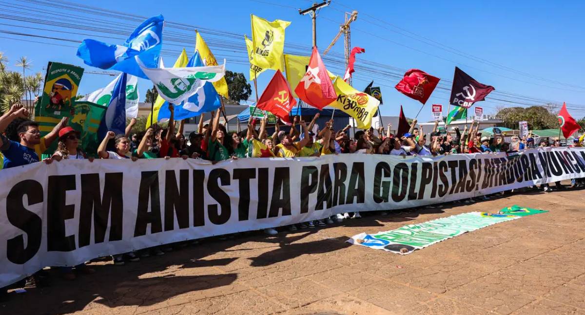 Manifestantes contra tarifaço dos EUA protestam em embaixada e consulado