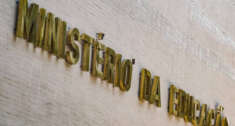 MEC lança curso para professores do ensino médio público