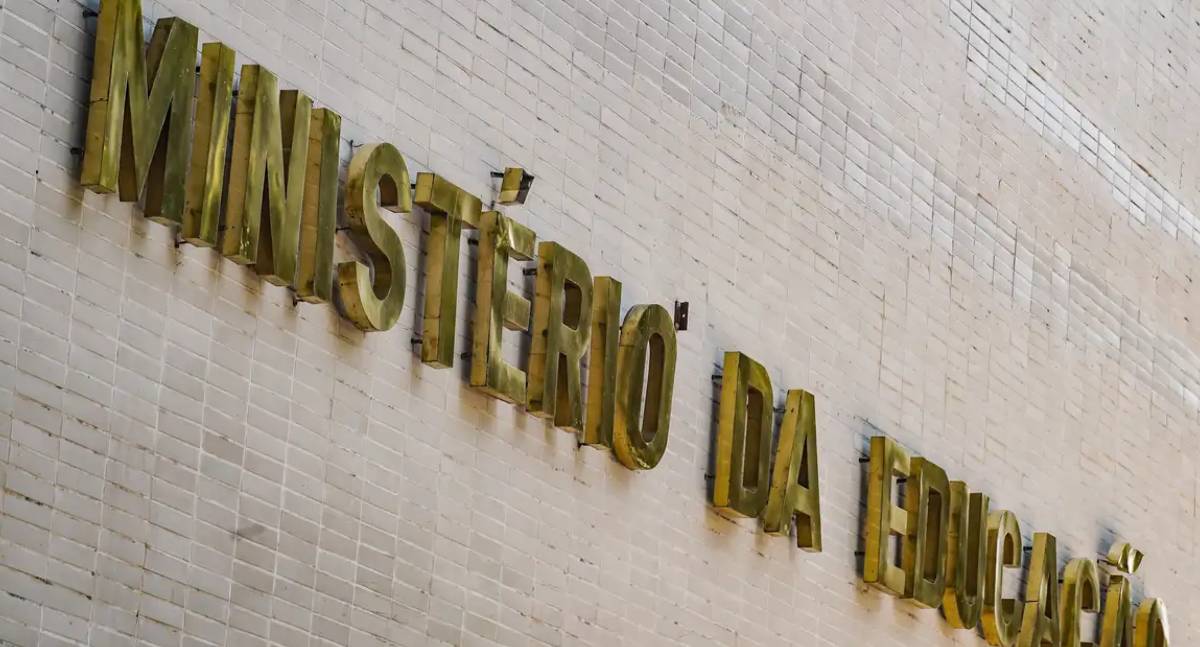 MEC lança curso para professores do ensino médio público