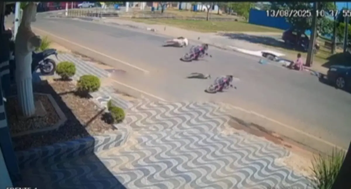 Motociclista e pedestre ficam feridos em atropelamento próximo a parque de Jaru