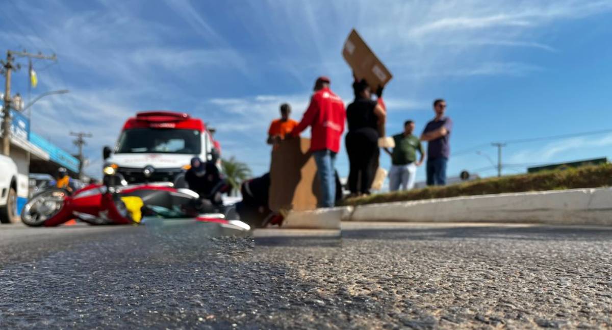 Motociclista sofre queda após escorregar em mancha de óleo em Ji-Paraná