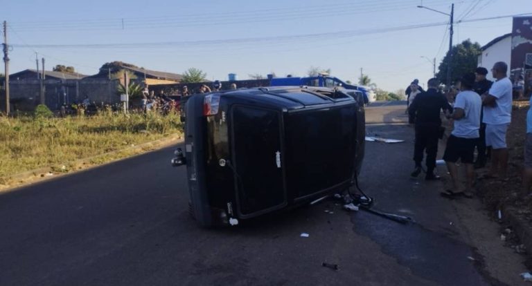 Motorista bêbado tomba carro após colisão em Jaru