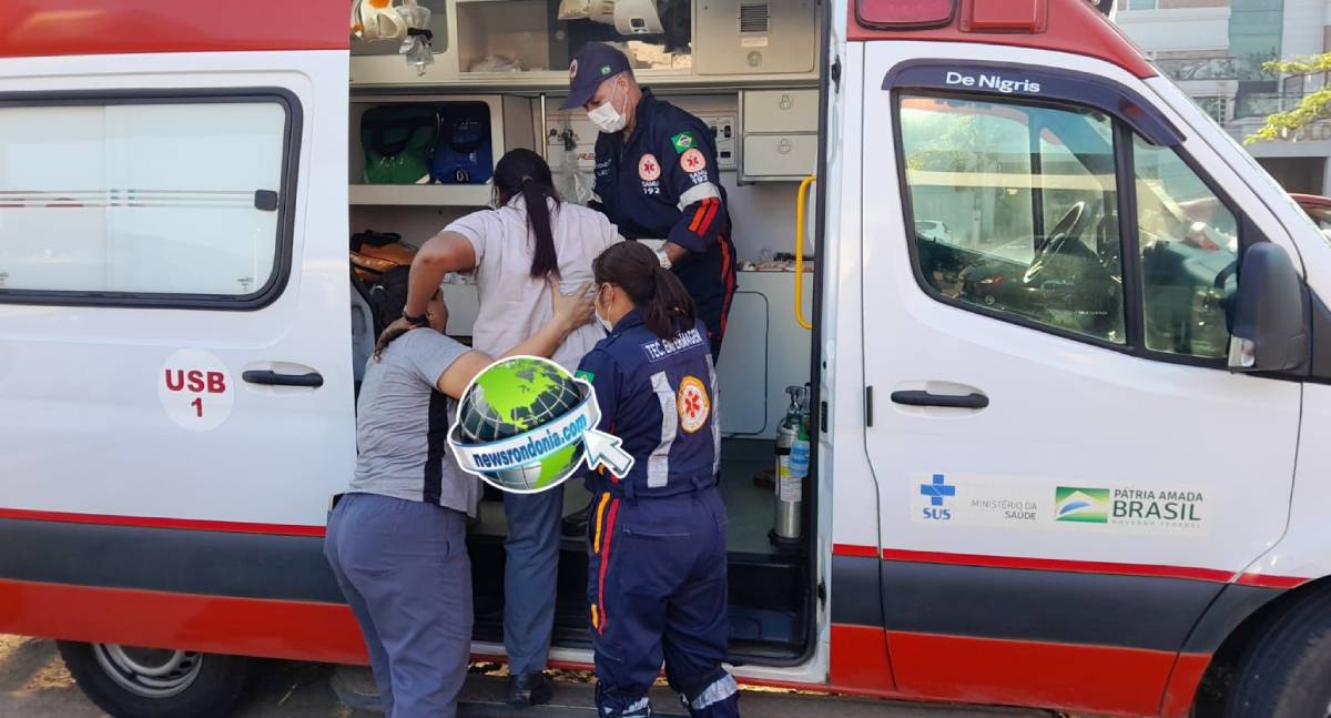 Motorista da ré em carro e atropela frentista em posto na Jorge Teixeira