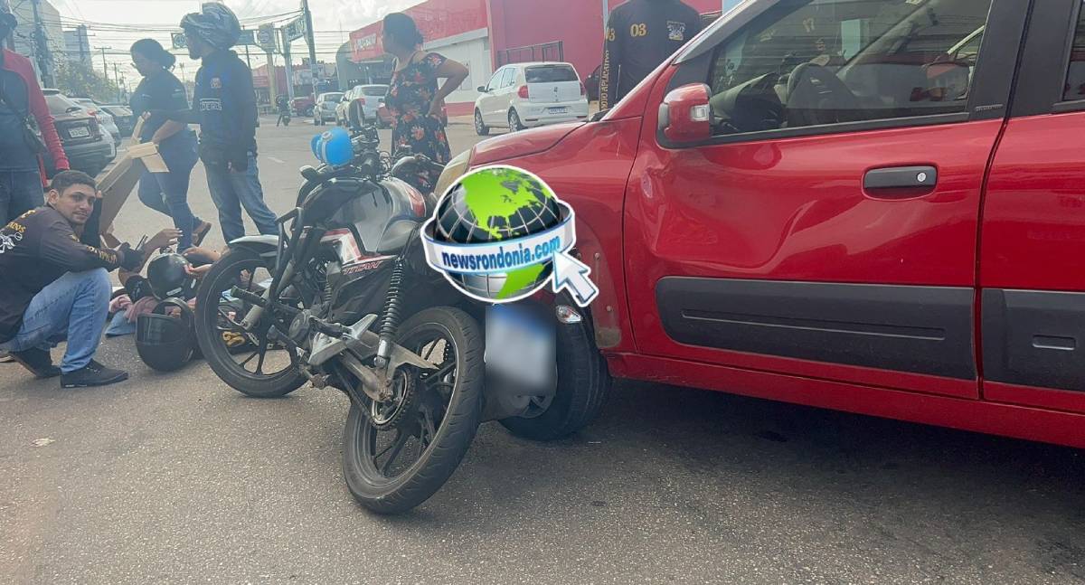 Motorista faz manobra para estacionar e derruba moto aplicativo com passageira no centro