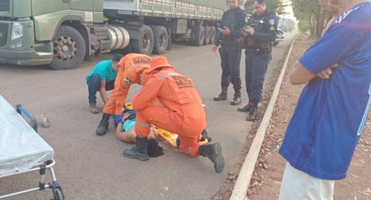 Mulher colide com carreta e sofre fratura exposta em Jaru