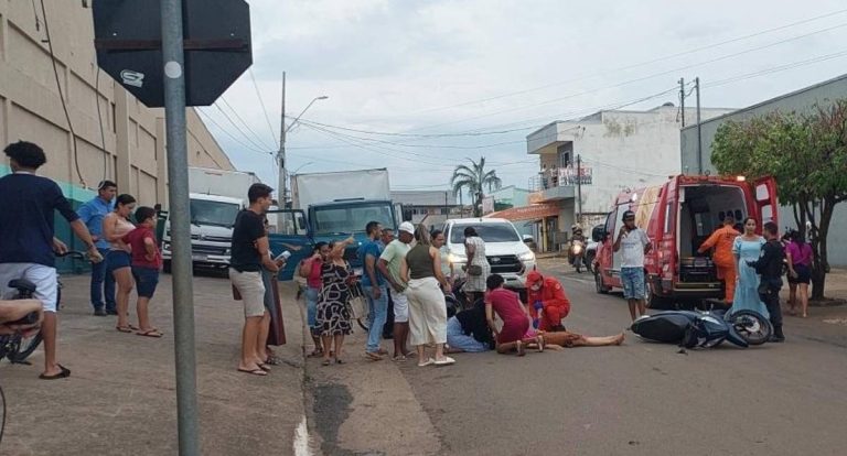 Mulher sofre queda de moto e é socorrida em Jaru