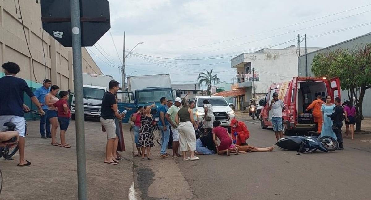 Mulher sofre queda de moto e é socorrida em Jaru