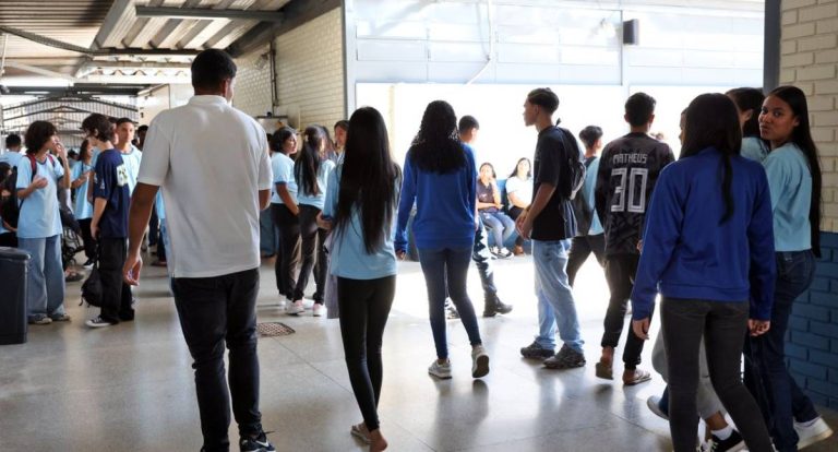 Nascidos em novembro e dezembro recebem 5ª parcela do Pé-de-meia