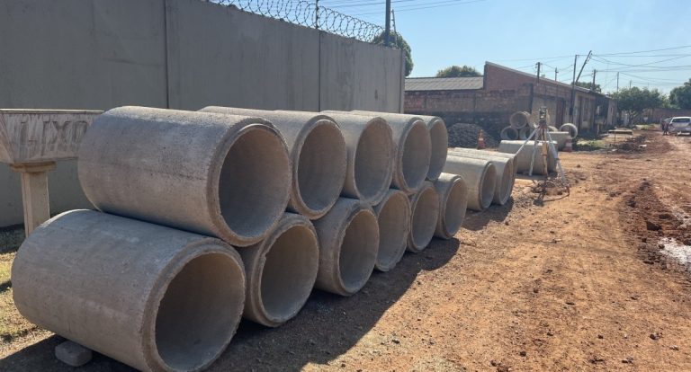 Obra de drenagem na rua Ponto do Coqueiro avança no bairro Três Marias