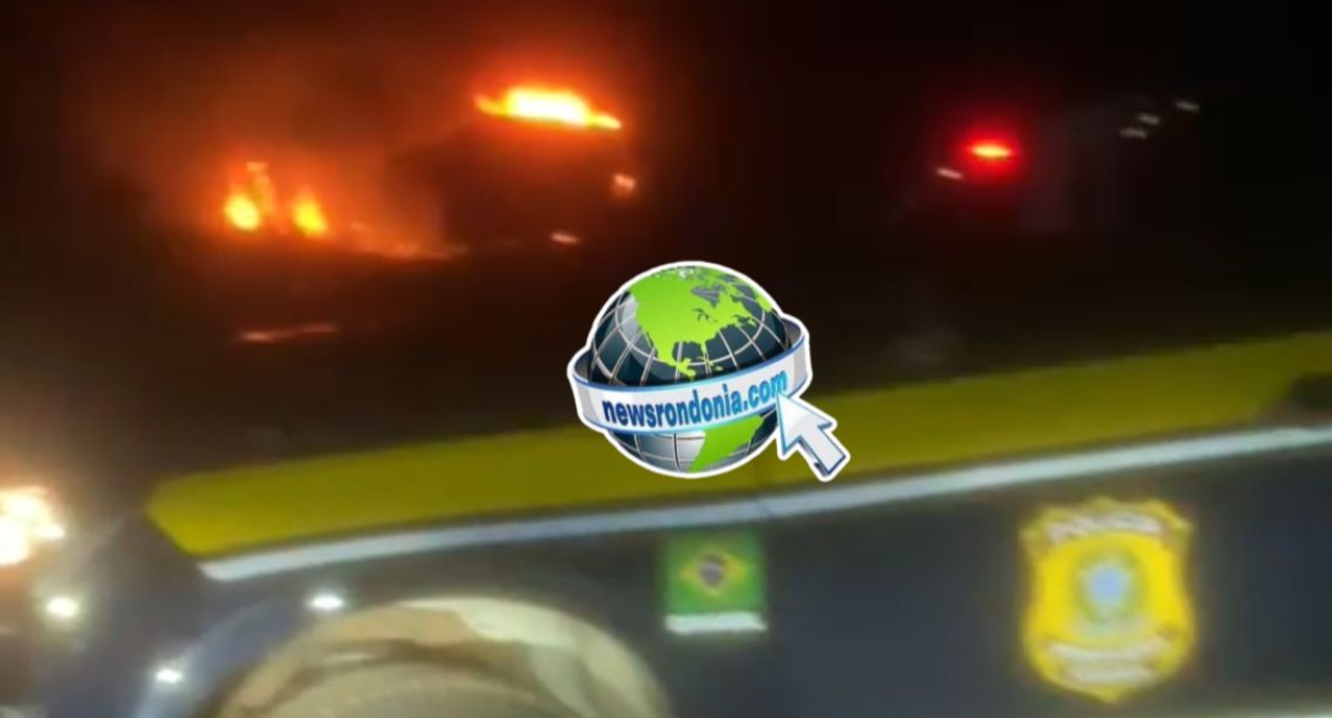 Ônibus é destruído por incêndio na BR-364 próximo à PRF em Porto Velho