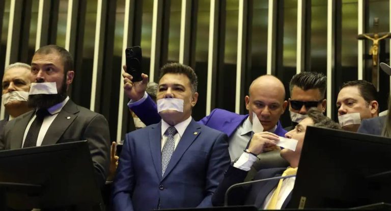 Oposição pernoita nos plenários do Congresso para impedir trabalhos e protestar contra prisão domiciliar de Bolsonaro
