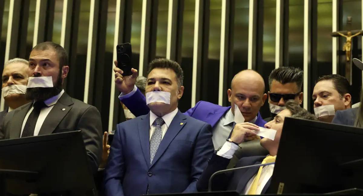 Oposição pernoita nos plenários do Congresso para impedir trabalhos e protestar contra prisão domiciliar de Bolsonaro