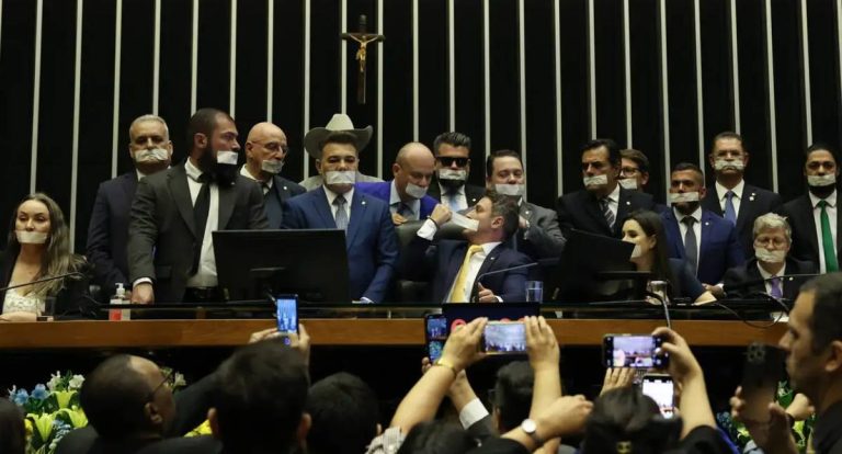 Parlamentares de oposição ocupam a Câmara e o Senado em protesto
