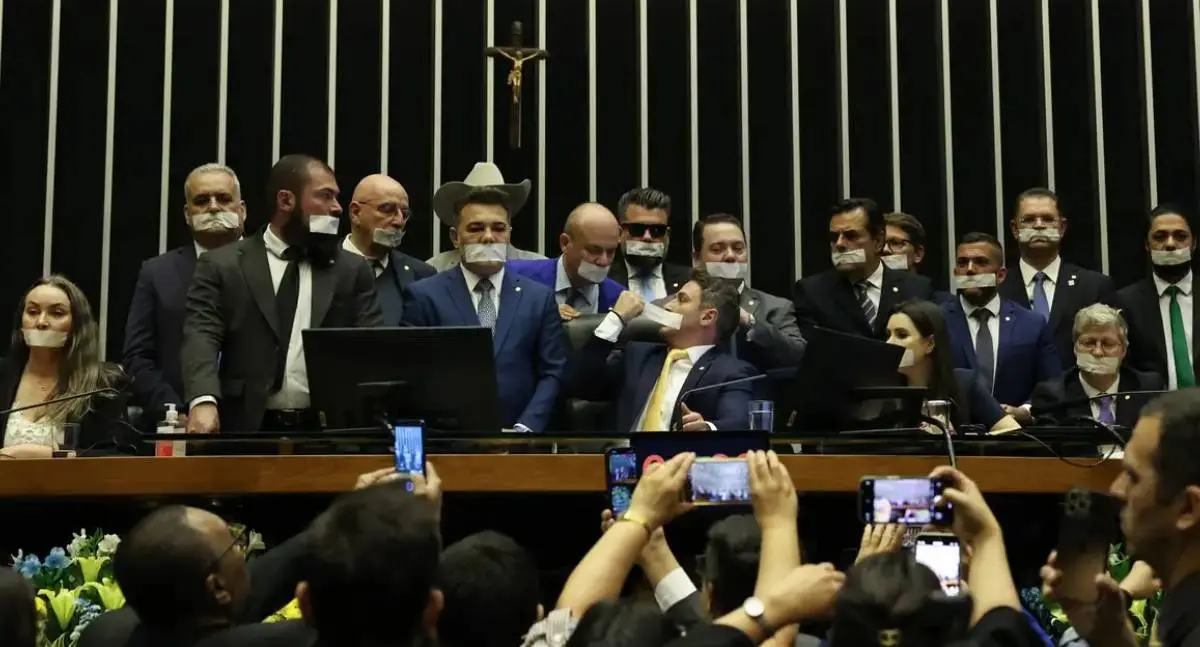 Parlamentares de oposição ocupam a Câmara e o Senado em protesto