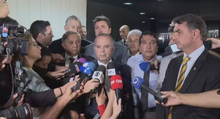 Plenário do Senado é desocupado após dois dias