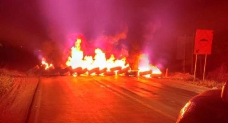 PM e PRF contêm interdição da BR-364 em Cacoal