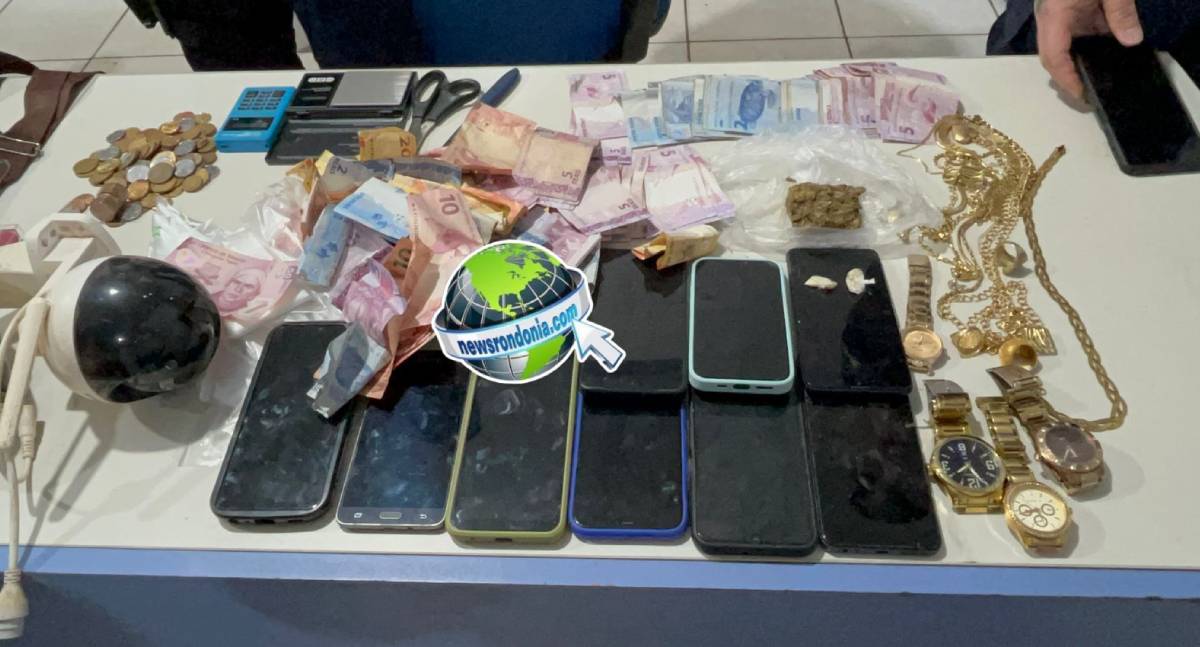 Polícia fecha boca de fumo e flagra mãe e filho com drogas