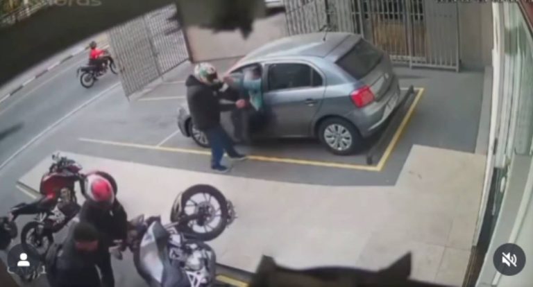 VÍDEO: Policial reage a assalto em estacionamento e suspeito é baleado na fuga em região metropolitana