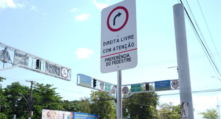 Porto Velho implanta sinalização de Direita Livre que permite conversão mesmo com semáforo vermelho
