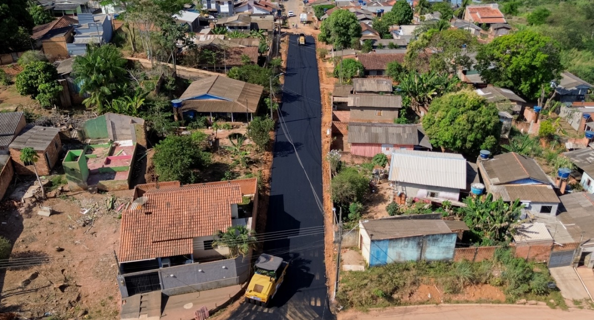 Prefeitura de Jaru asfalta dois trechos da Rua Goiás no Setor 07