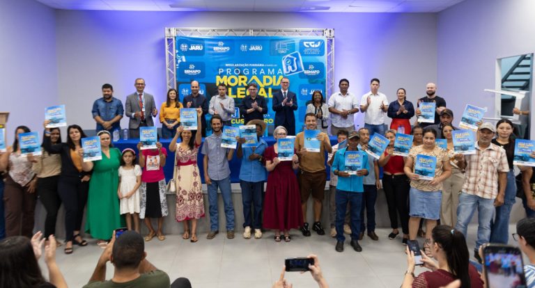 Prefeitura de Jaru entrega 134 títulos urbanos e garante segurança jurídica a moradores