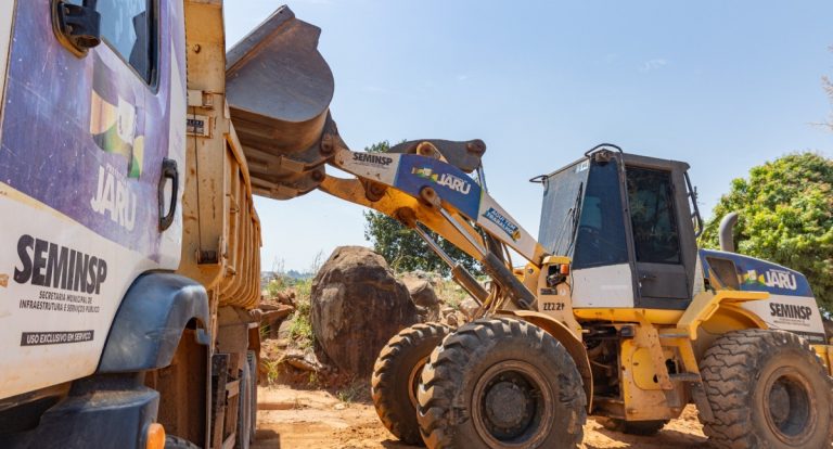 Prefeitura de Jaru remove pedras da rua Nilton de Oliveira e melhora tráfego no Setor 04 - News Rondônia